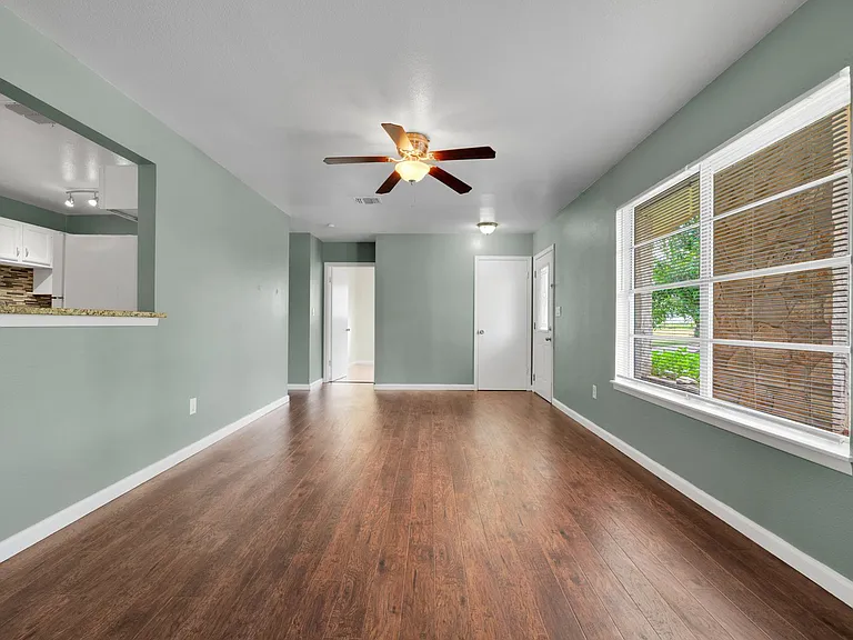 417 E Lindbergh Blvd — Photo 3