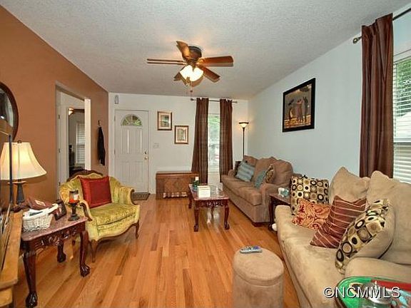 3rd image of 33 Sandhurst Dr