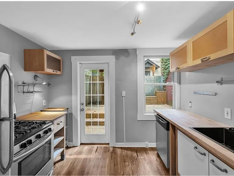 602 Middle St — Photo 11
