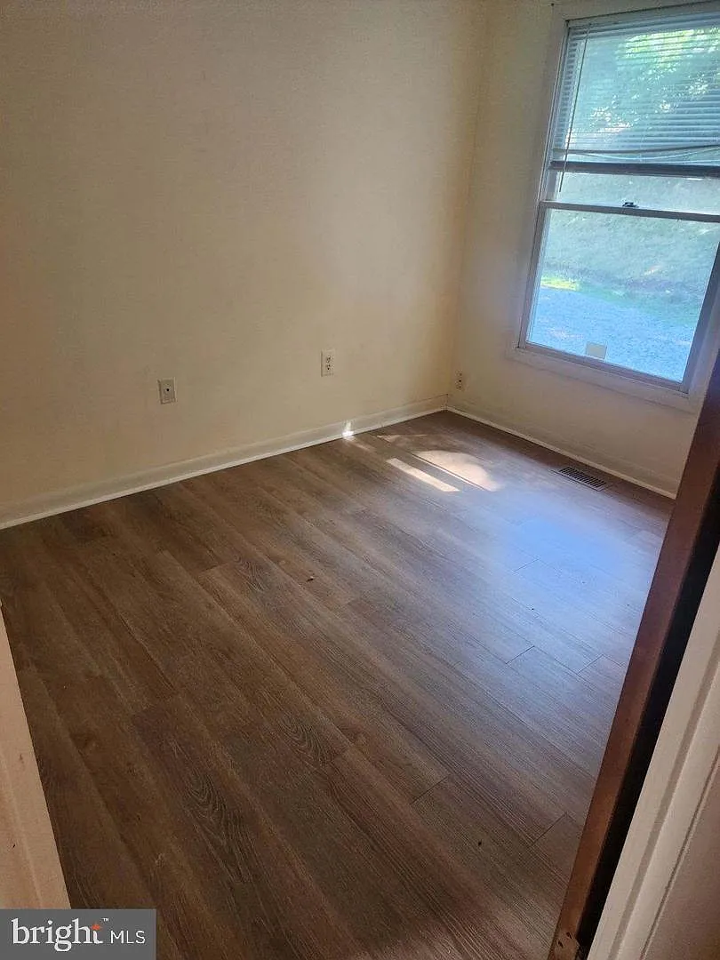3 bed, 1.0 bath, 1920 sqft, $2,000 — Photo 2