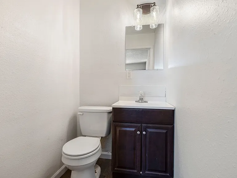 Crossroads Villa Apartments — Photo 75