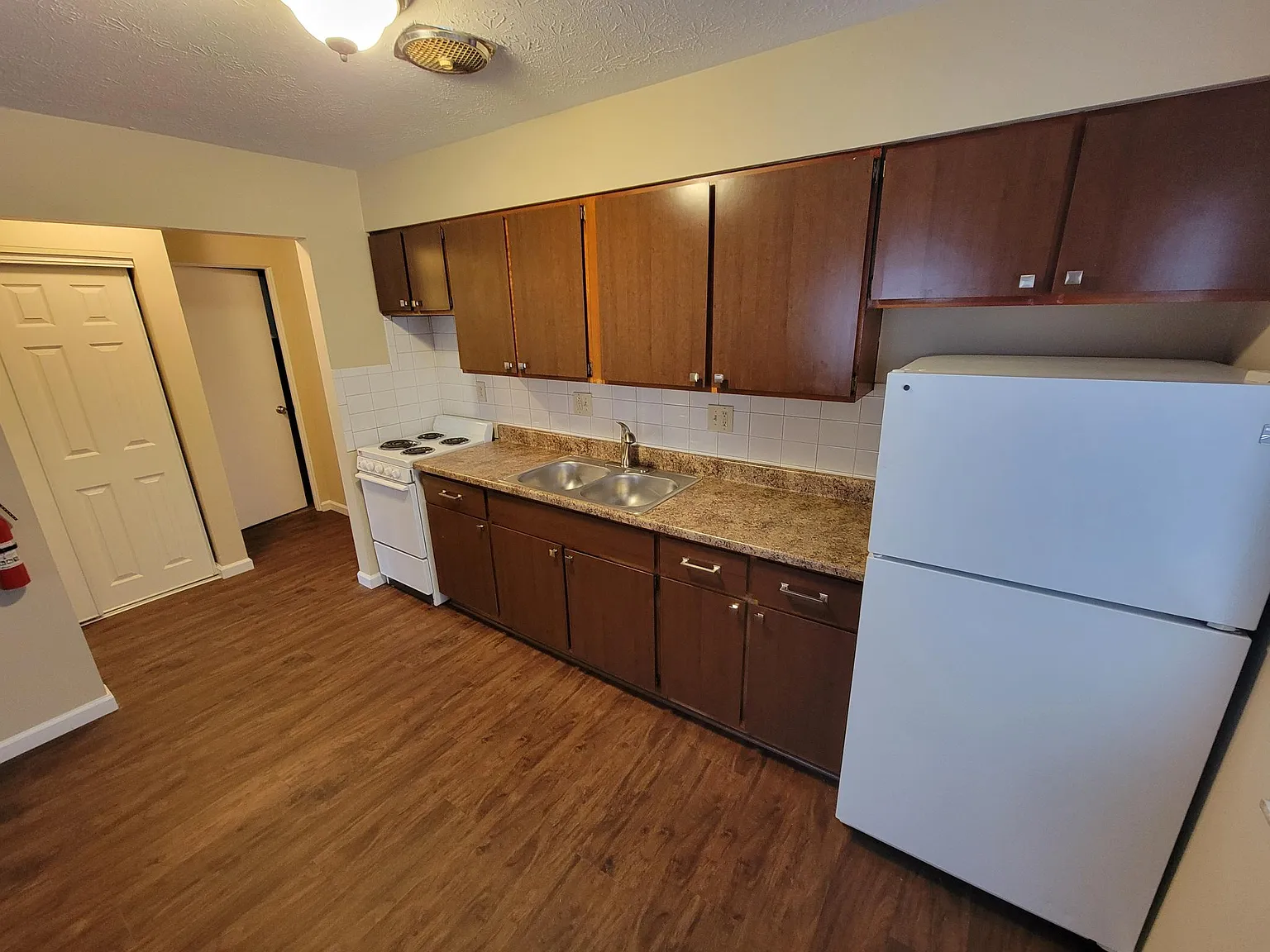 1090 Tonawanda Ave — Photo 2