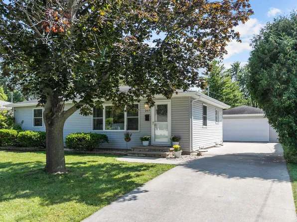 207 E Peckham St, Neenah, WI 54956