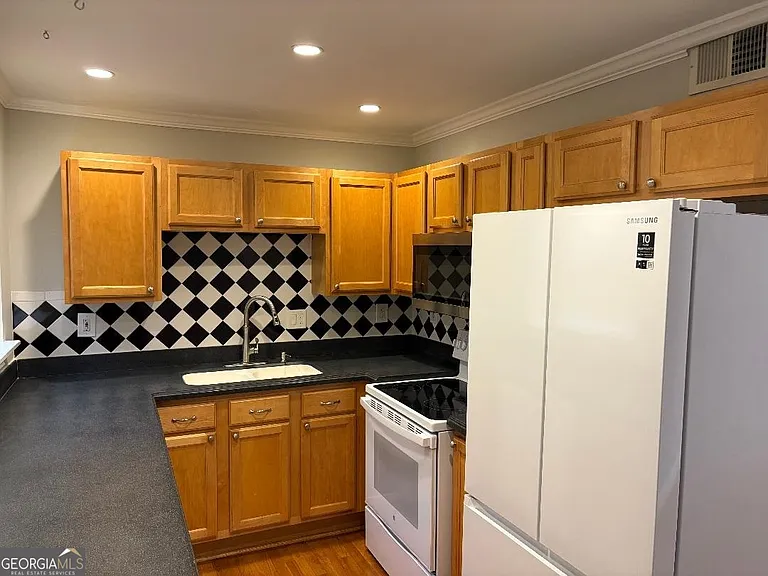 1647 Briarcliff Rd NE — Photo 3
