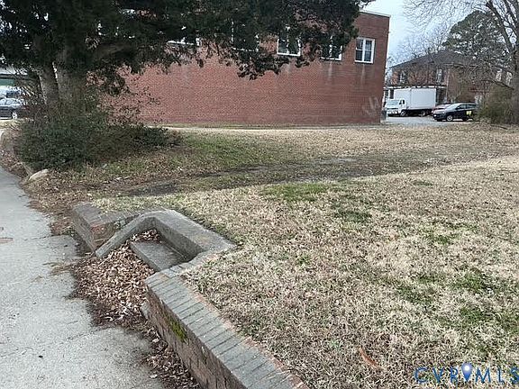 3rd image of 309 Main St N