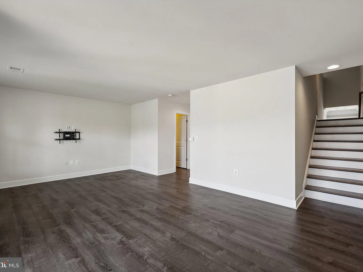 3 bed, 4.0 bath, 2265 sqft, $3,200 — Photo 3