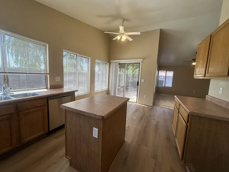 339 N Ocean Dr — Photo 17