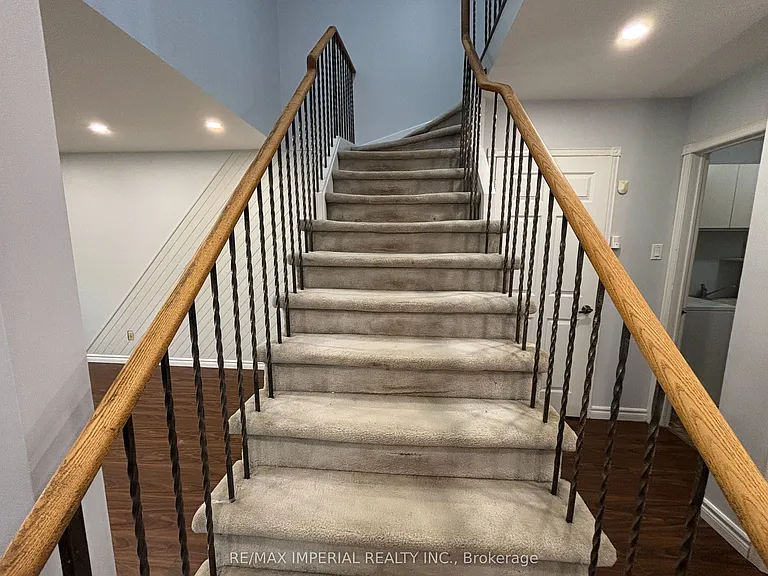 98 McMorran Cres — Photo 11