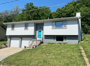 918 Valley Dr, Crescent, IA 51526