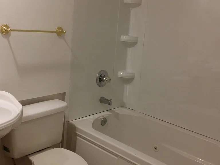 1402 Leslie Ave — Photo 9