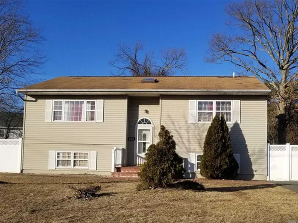 437 46th St, Copiague, NY 11726
