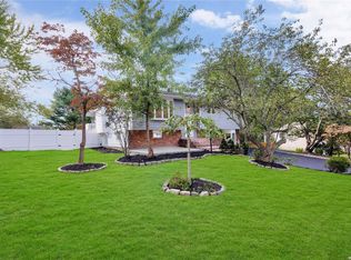 16 Rogers Ln, Smithtown, NY 11787