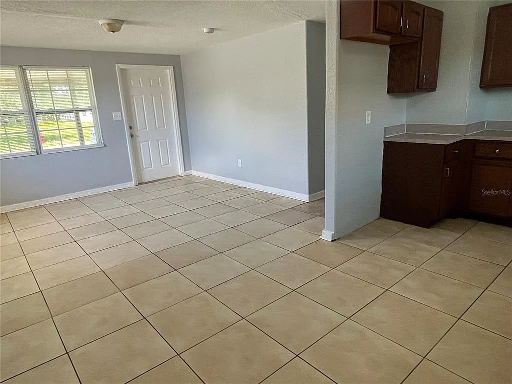 3 bed, 1.0 bath, 864 sqft, $1,249 — Photo 3