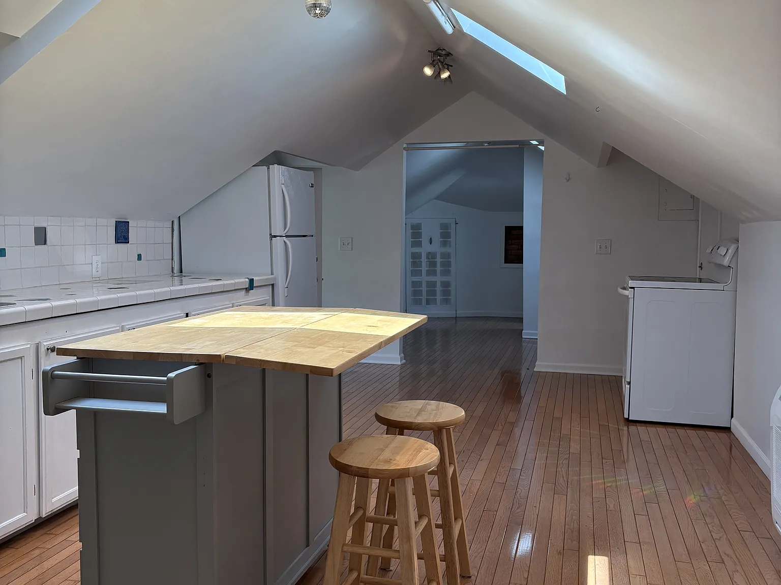 1007 Beaconsfield - 3 — Photo 4