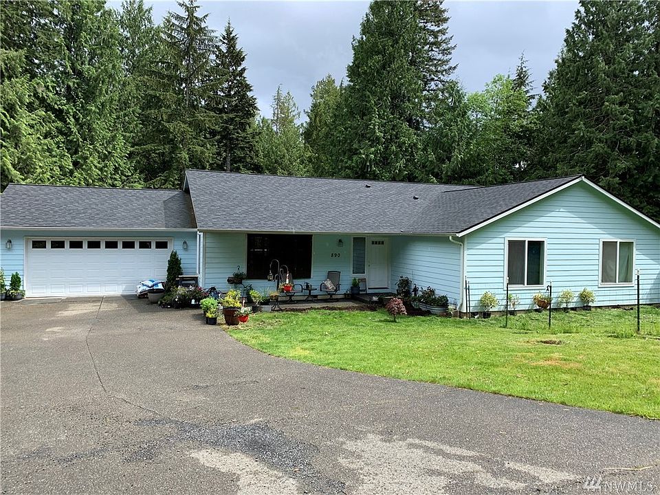 Beautiful 3 Bedroom 2 bath home.  Nice front yard and paved driveway