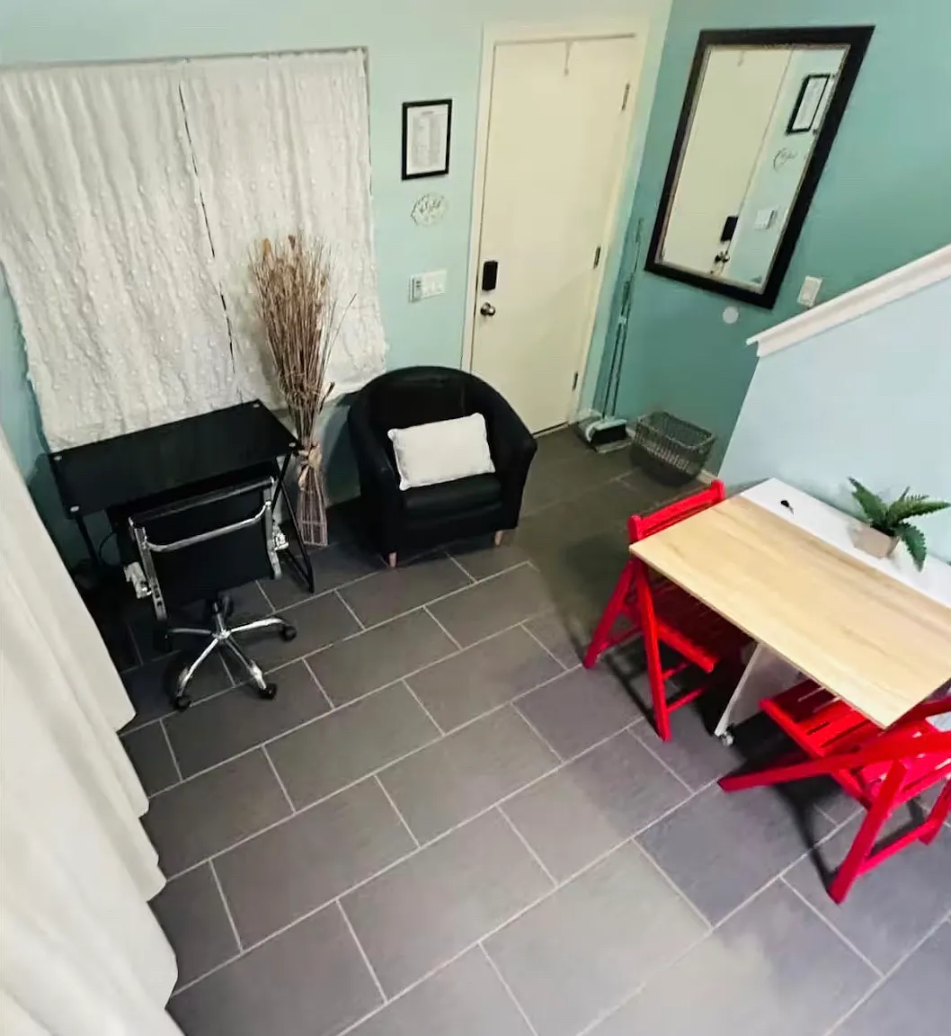 Studio, 250 sqft, $1,995 — Photo 4