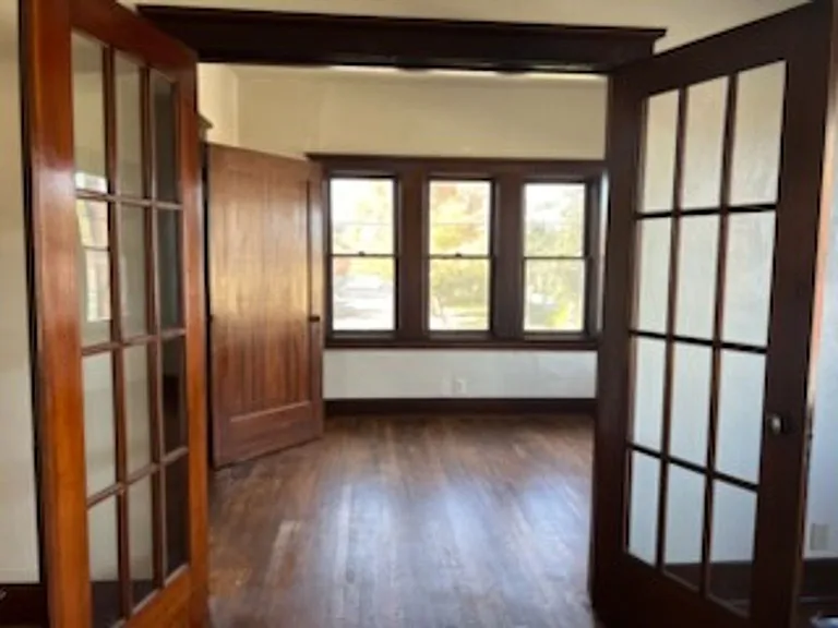 1561 N Van Ness Ave — Photo 2