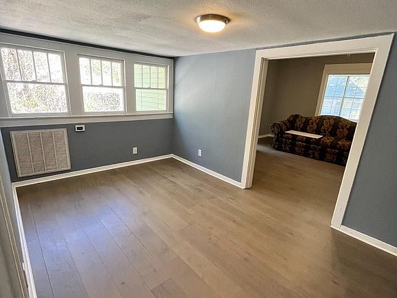 5th image of 303 Glade St