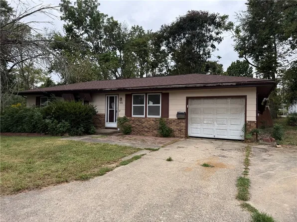 620 13th St, Charleston, IL 61920