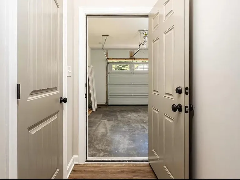 1446 E Main St — Photo 17