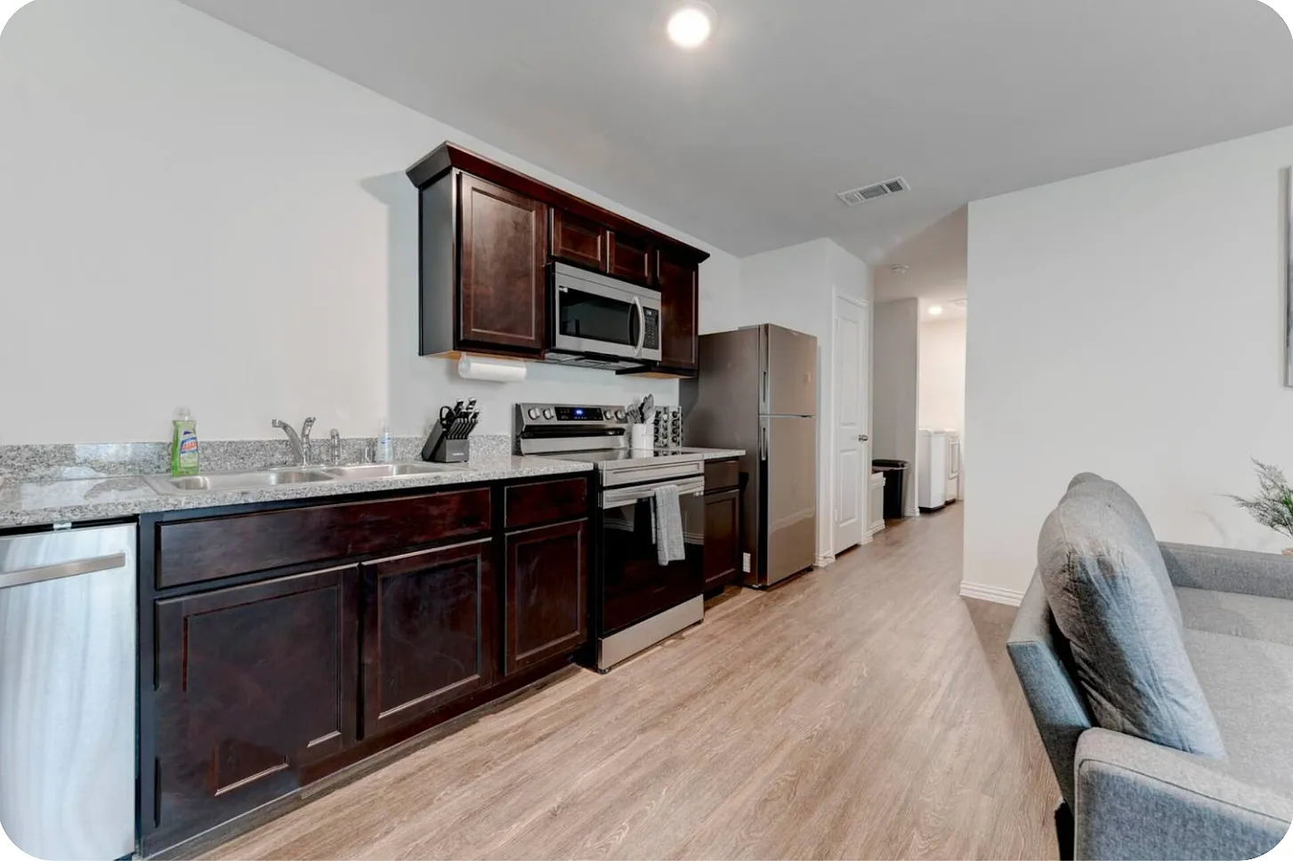 3 bed, 872 sqft, $2,200 — Photo 2