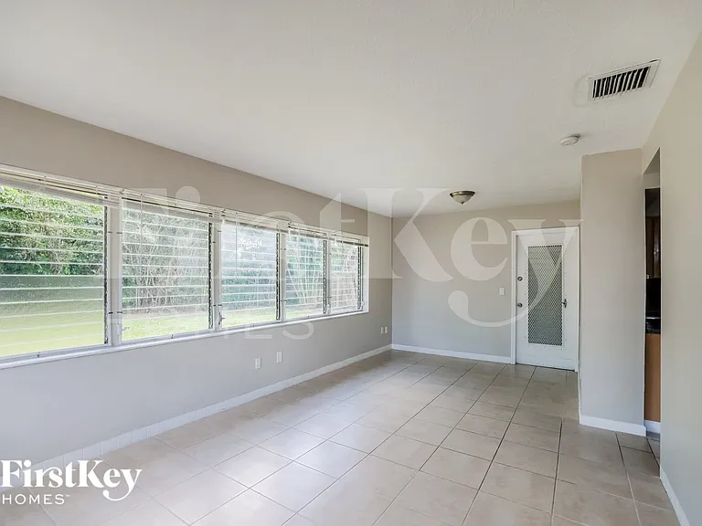 4810 NE 8th Ave — Photo 8