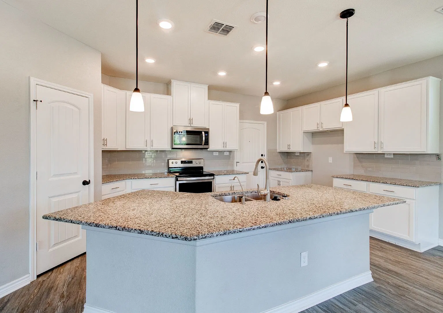 4 bed, 3.0 bath, 2410 sqft, $2,200 — Photo 2