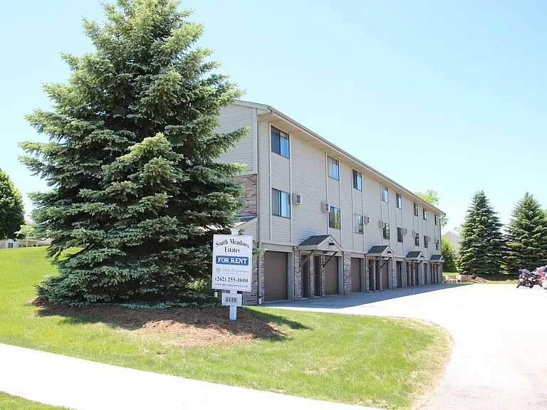 2110 Meadow Ct — Photo 3