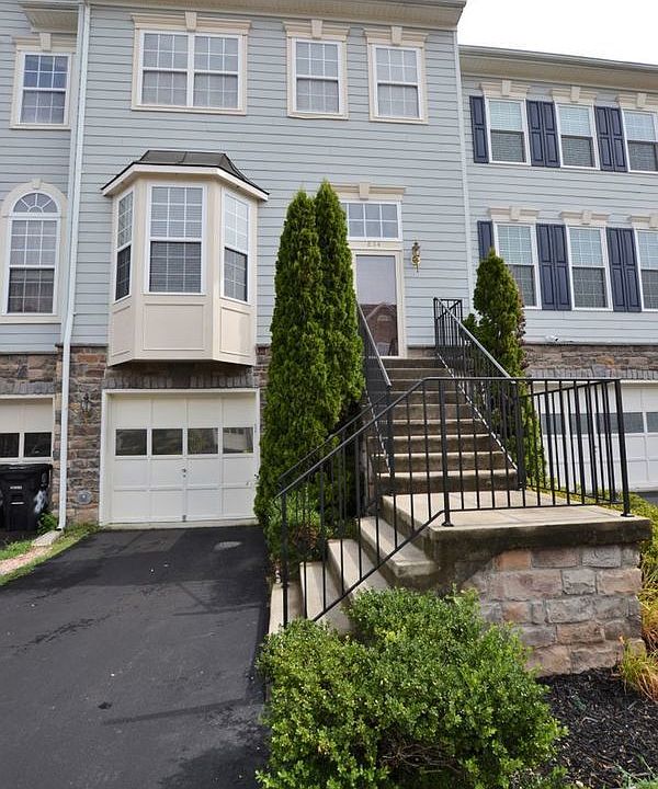 1st image of 834 Bluefield Sq NE