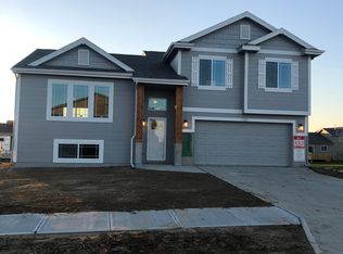 7122 N 167th St, Bennington, NE 68007