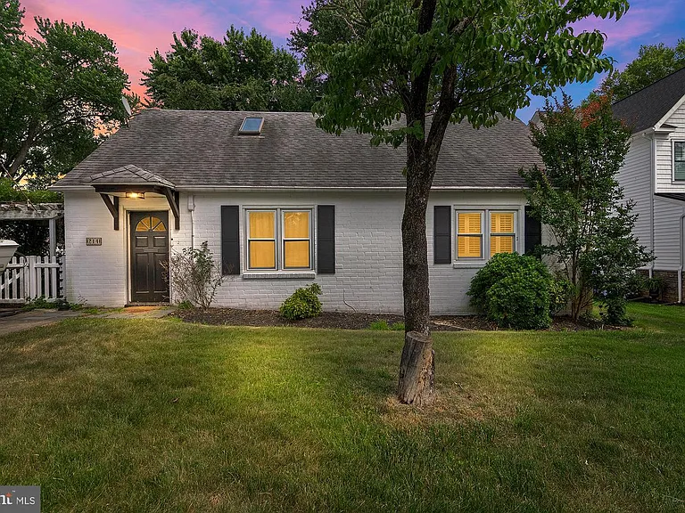 214 Sumner Rd — Photo 2