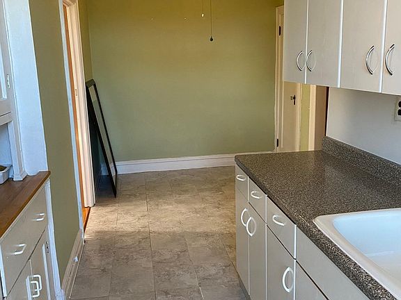 VIEW OF DINETTE AREA