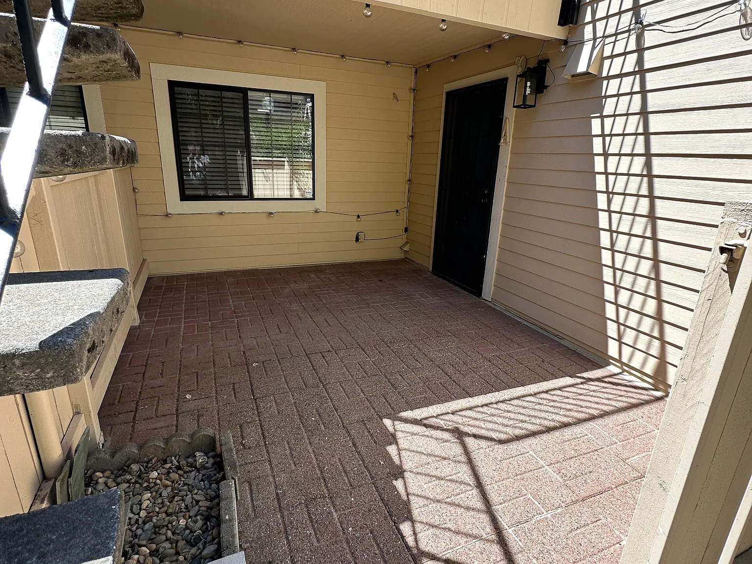 2 bed, 929 sqft, $2,200 — Photo 1