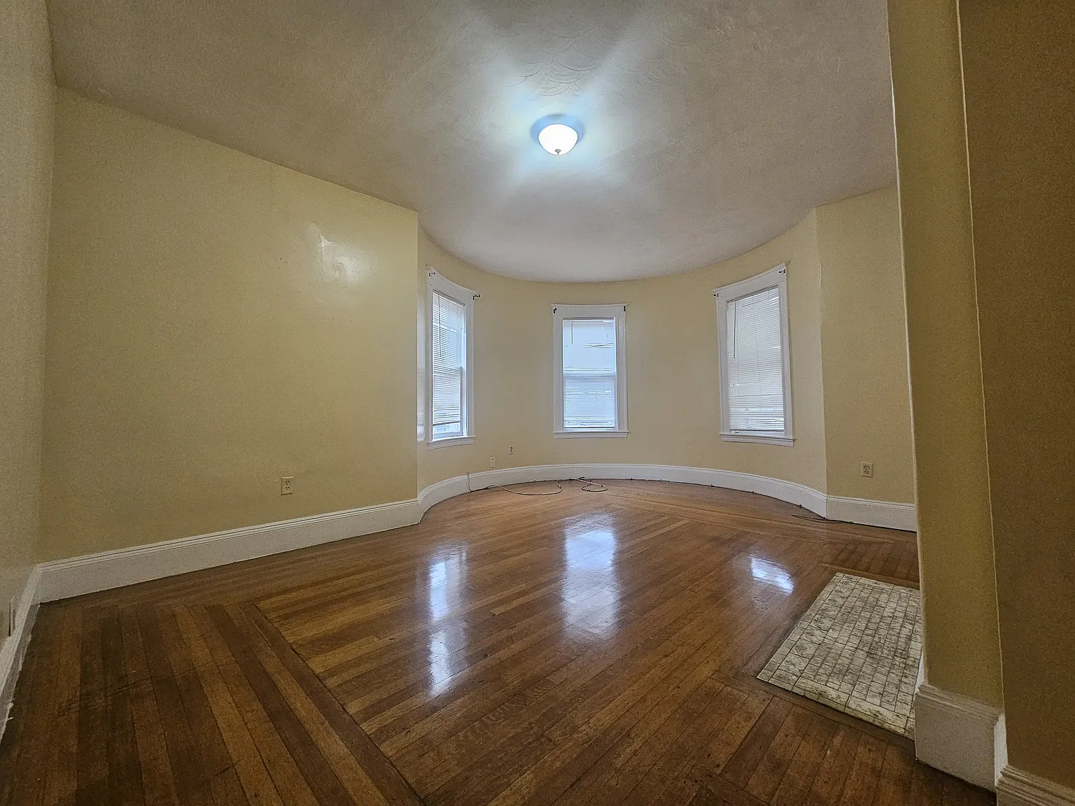 3 bed, 1075 sqft, $3,000 — Photo 2