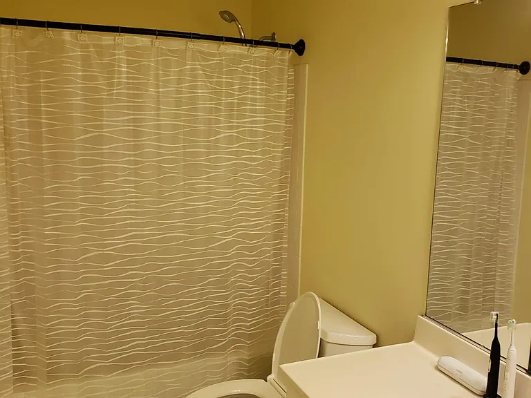 Bathroom (upper level)