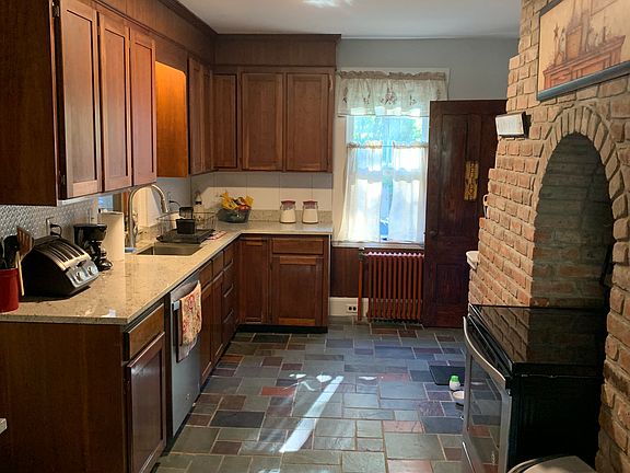 4th image of 397 Washington St