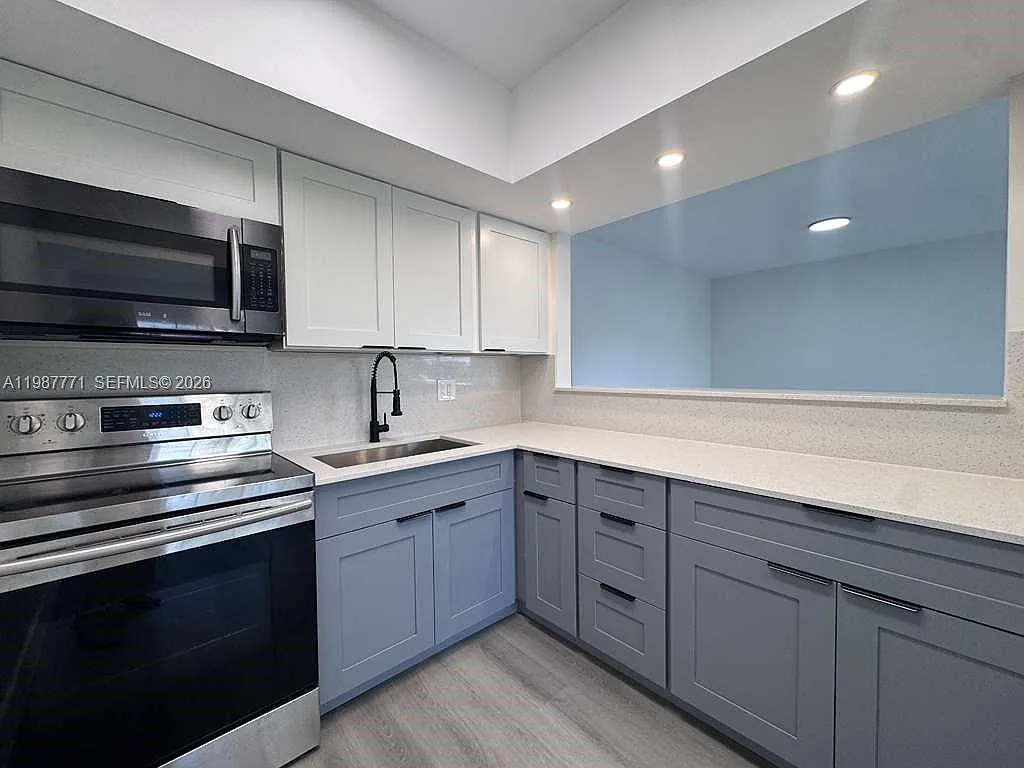 Envoy Apartments Condomin — Photo 4