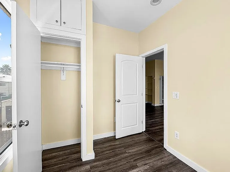 1050 W 57th St — Photo 11