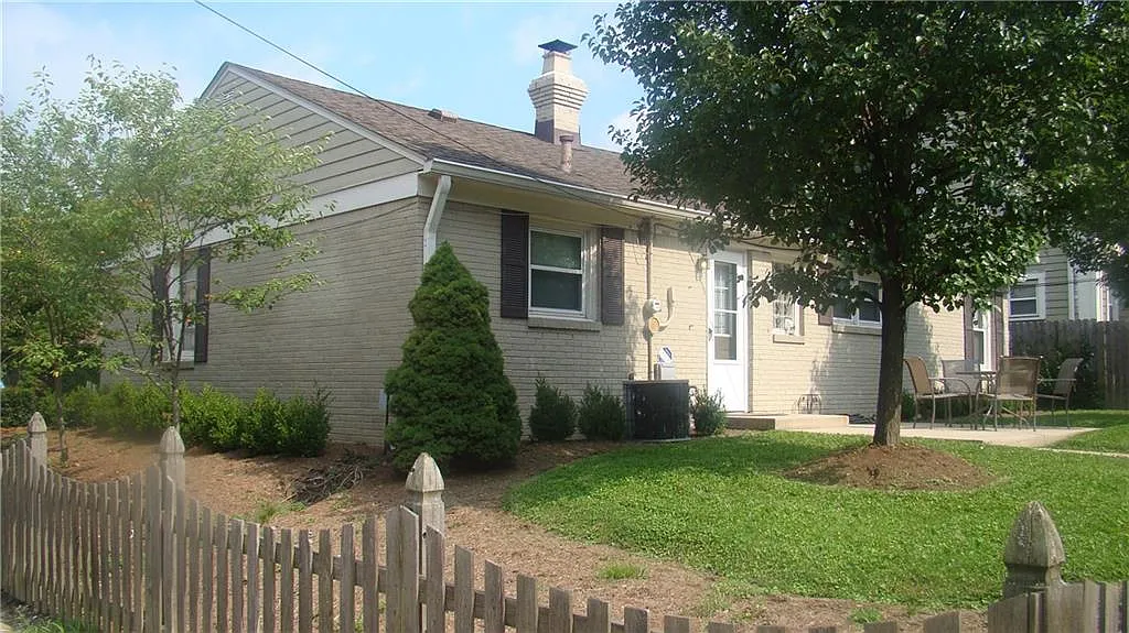 3 bed, 1.0 bath, 1215 sqft, $2,100 — Photo 3