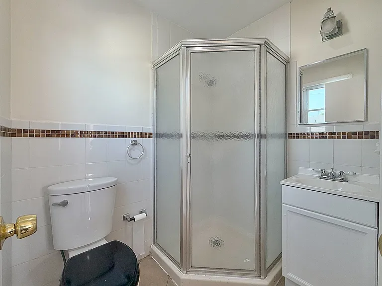 220 Astoria Pl #2 — Photo 6