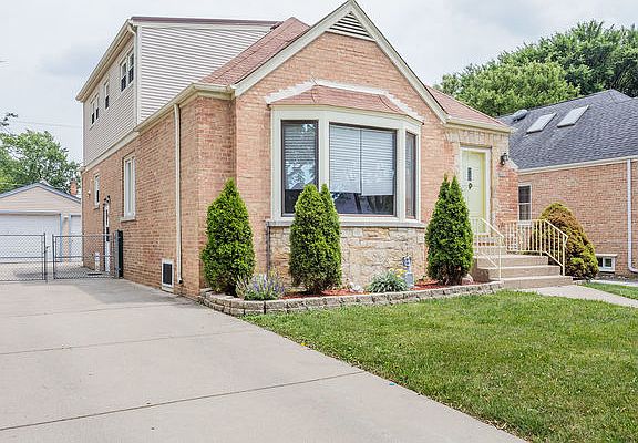 3rd image of 1665 Spruce Ave