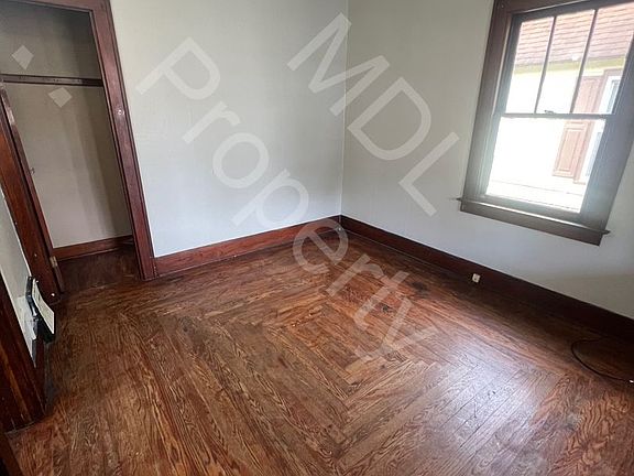 4th image of 1561 Holmes St