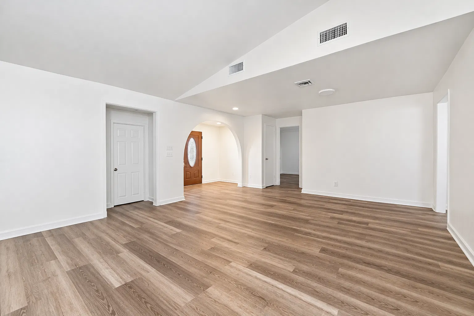 6 bed, 2098 sqft, $8,500 — Photo 2