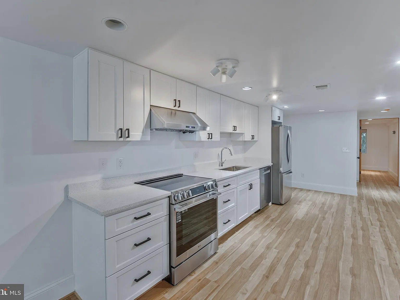 2 bed, 1100 sqft, $2,675 — Photo 4