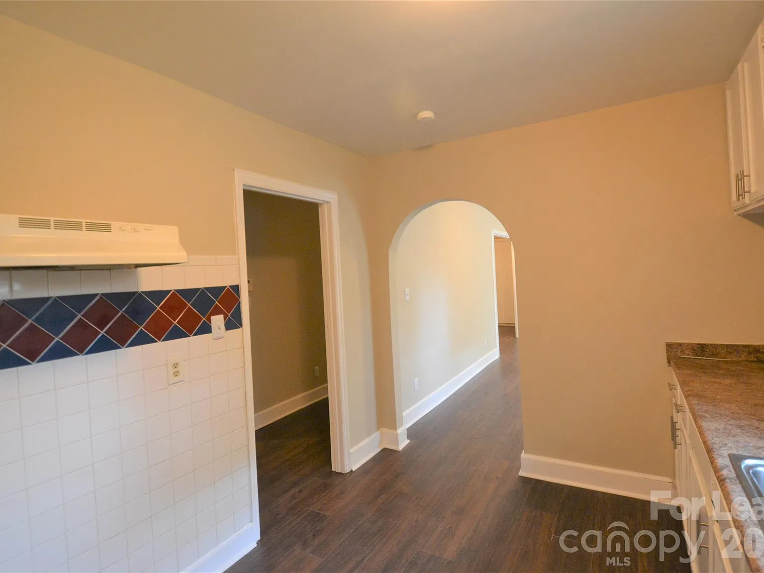 2 bed, 1.0 bath, 1050 sqft, $1,300 — Photo 4