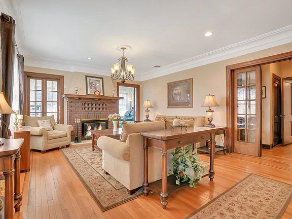 3rd image of 10 Lynn Ct