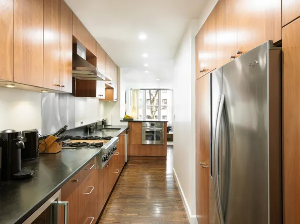 323 East 51st Street image 17 of 26