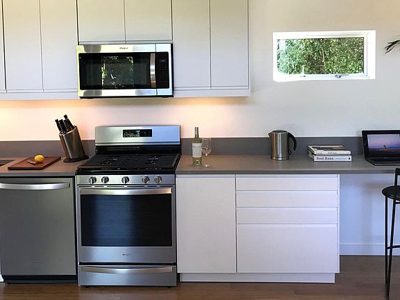 FULL CONTEMPORARY KITCHEN WITH STAINLESS STEEL APPLIANCES