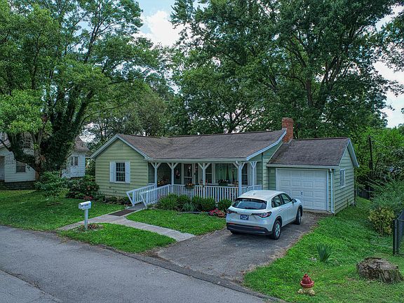 2nd image of 207 Clay St