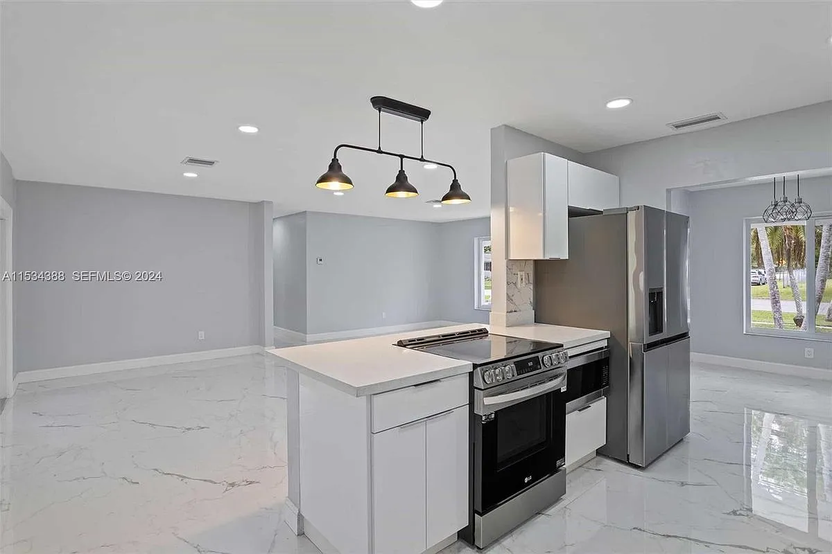 3 bed, 2.0 bath, 1352 sqft, $3,975 — Photo 3